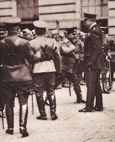 In Londen: Lord Kitchener inspecteert het Russische contingent op speciale dienst hier, uit The Illustrated War News, 14 juni 1916 door English Photographer